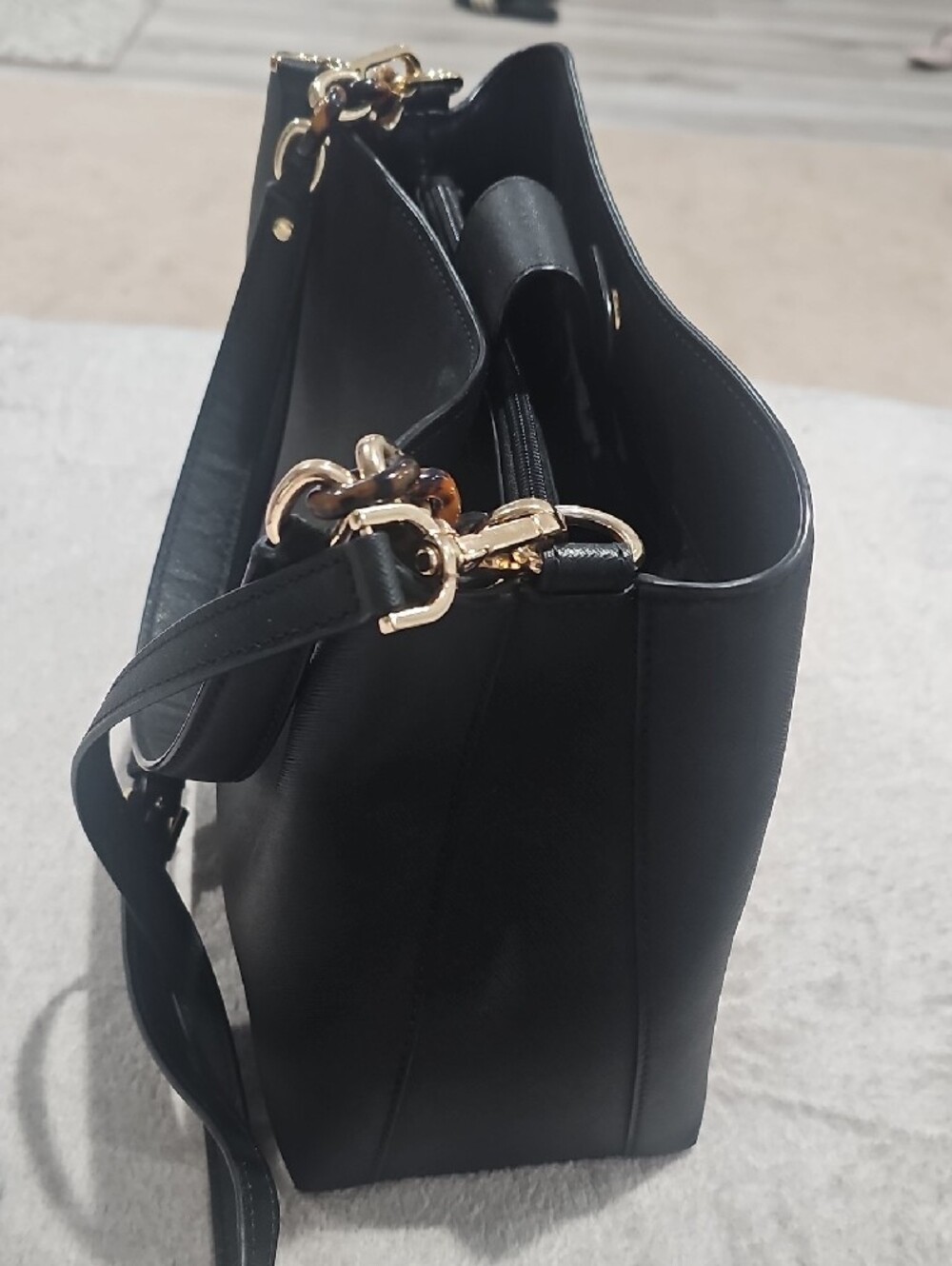 Michael Kors Black Leather Shoulder Bag with Gold Chain Detail - Picture 4 of 10